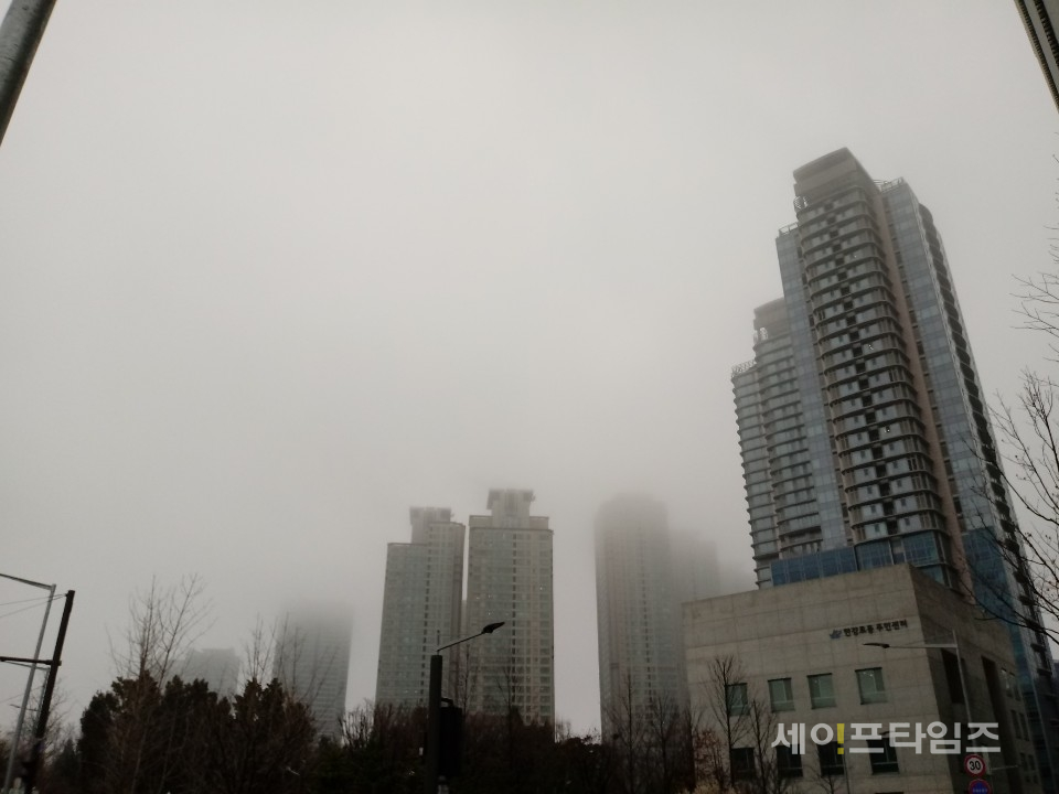 ▲ 지난 21일 서울 용산구 한강로동 하늘이 안개로 흐리다. ⓒ 김희리 기자
