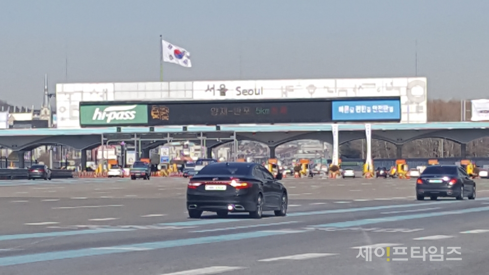▲ 차량들이  경부고속도로 궁내동 서울 톨게이트를 통과하고 있다. ⓒ 서경원 기자