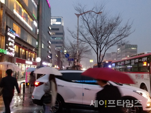 ▲ 지난 20일 서울 동작구 사당동에서 사람들이 우산을 쓰고 비 오는 거리를 걷고 있다. ⓒ 김희리 기자