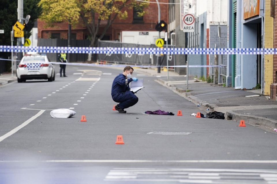 ▲ 경찰이 14일 총격사고가 발생한 호주 멜버른시 한 나이트 클럽에서 증거를 수집하고 있다. ⓒ 로이터통신
