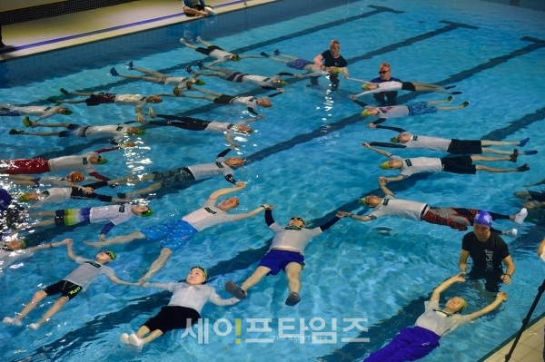 ▲  세이프타임즈가 주최한 안전수영 강습에서 전국에서 모인 시민들이 교육을 받고 있다.  ⓒ 세이프타임즈 DB