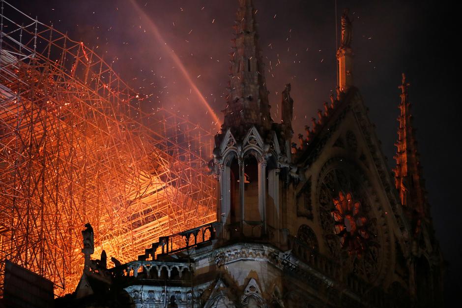 ▲ 15일(현지시간) 프랑스 파리 노트르담 대성당에서 큰불이 발생했다. ⓒ 로이터통신