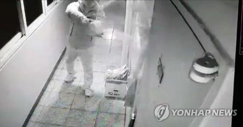 ▲ 5명을 처참하게 살해한 안씨가 아파트 입구에 오물 투척하는 모습이 CCTV에 잡혔다.