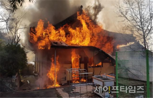 ▲ 지난 7일 서울 종로구 무학동의 한 사찰에 화재가 발생했다. ⓒ 소방청