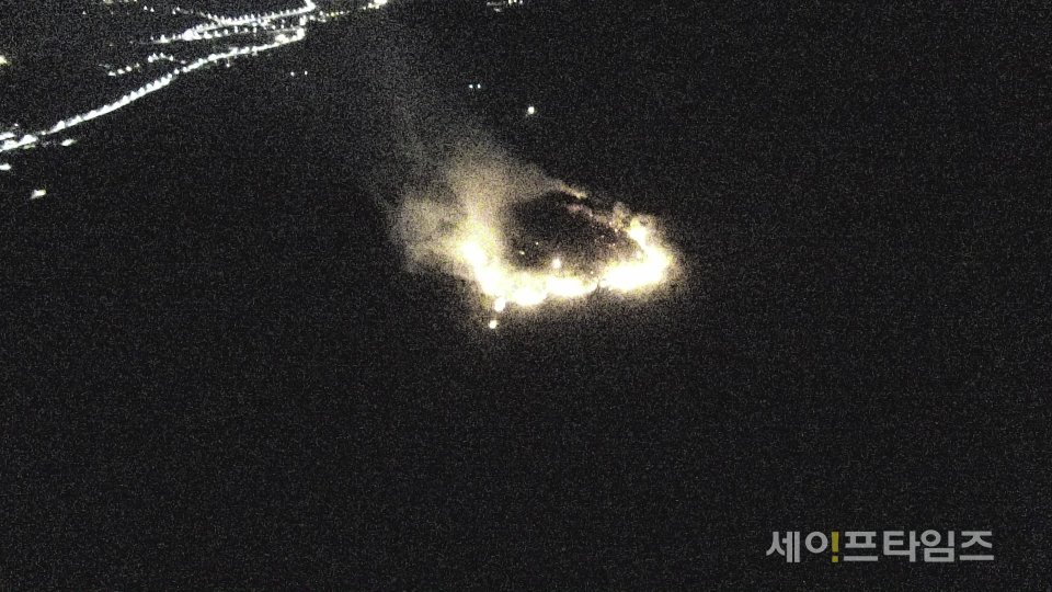 ▲ 부산 해운대구에 있는 운봉산에서 화재로 임야가 불타고 있다. ⓒ 부산소방본부