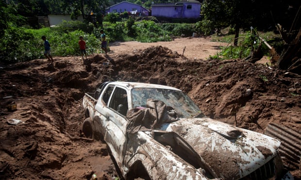 ▲ 23일 남아프리카공화국 동부 해안에서 발생한 집중호우로 진흙구덩이에 자동차가 파묻혔다. ⓒ 로이터통신