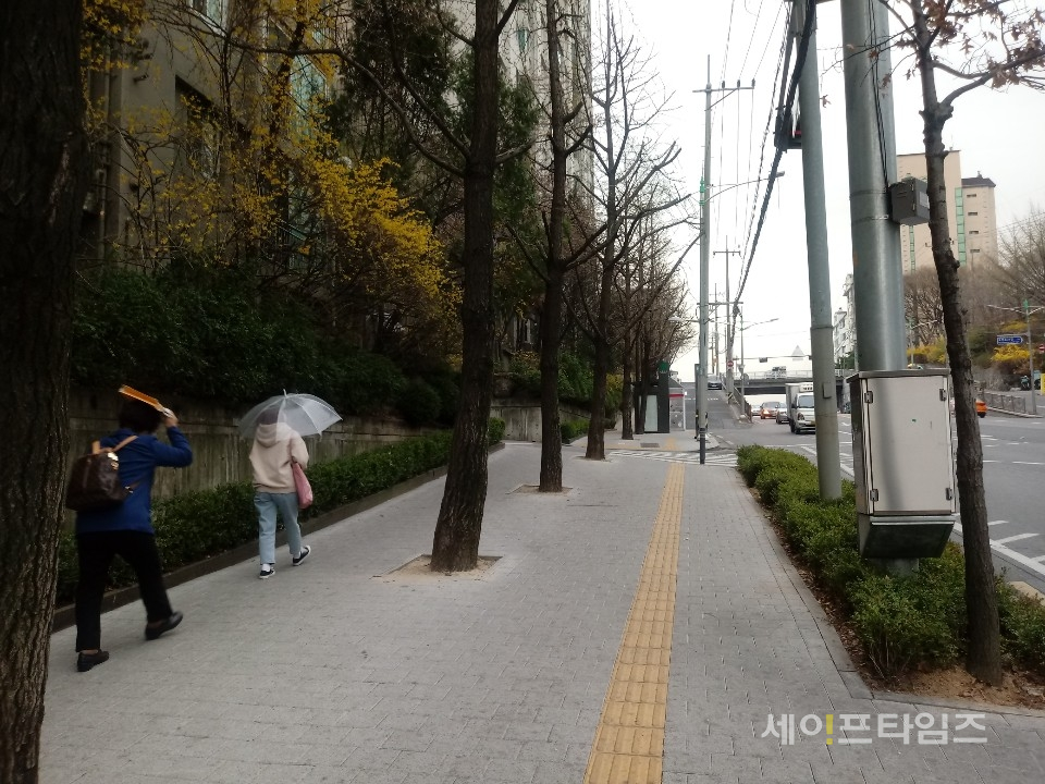▲ 우산을 쓴 시민이 서울 서초구 방배동 한 거리를 걷고 있다. ⓒ 세이프타임즈 DB