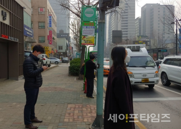 ▲ 서울 용산구의 한 횡단보도에서 마스크를 쓴 시민들이 신호를 기다리고 있다. ⓒ 세이프타임즈 DB