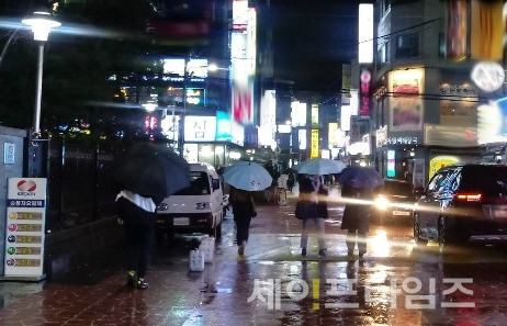 ▲ 비오는 거리에 시민들이 귀가하고 있다. ⓒ 김희리 기자