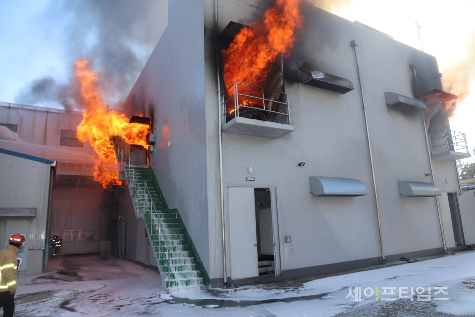 ▲지난달 21일 울산 남구 대성산업가스 울산공장 ESS 건물 2층에서 불이 났다. ⓒ 울산소방본부