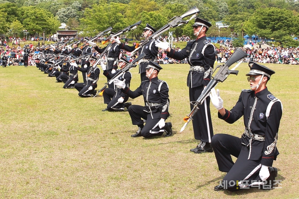 ▲ 지난해 어린이날 보라매공원에서 공군 의장대가 공연을 하고 있다. ⓒ 서울시