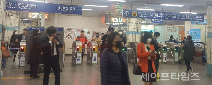 ▲ 서울 지하철 용산역에 시민들이 마스크를 착용하고 있다. ⓒ 서경원기자