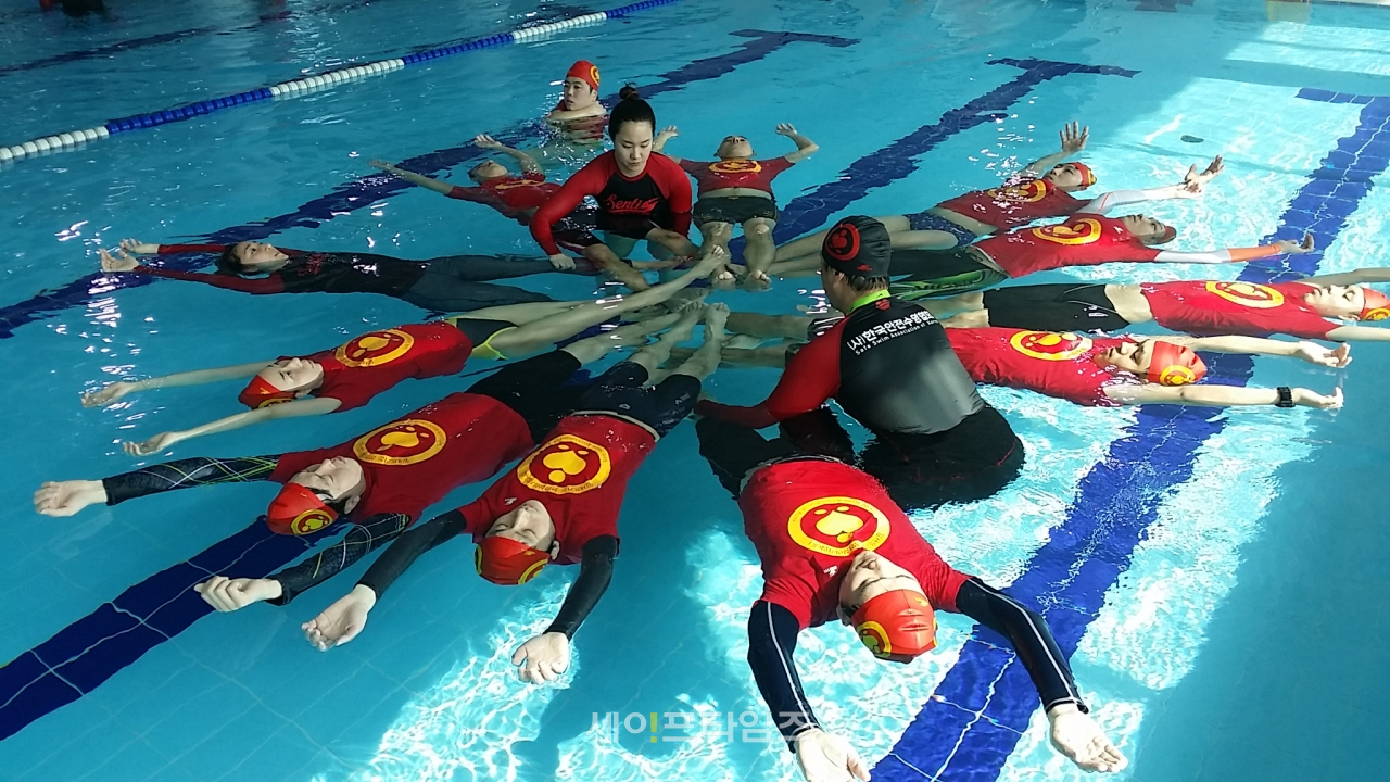▲ 한국안전수영협회가 한 수영장에서 잎새뜨기 생존수영 지도자 교육을 하고 있다. ⓒ 한국안전수영협회