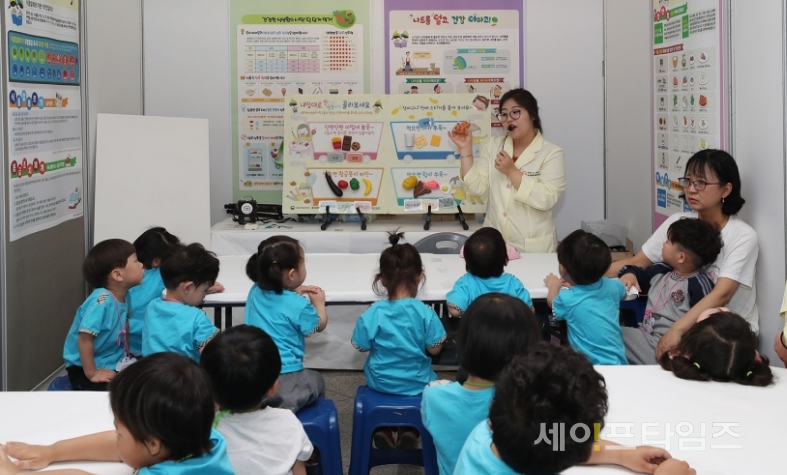 ▲어린이들이 14일 대전시청 로비에서 제18회 식품안전의날 행사 현장교육을 받고 있다. ⓒ 대전시