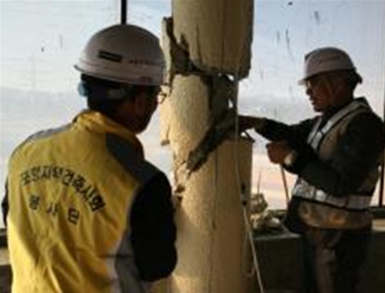 ▲ 대한건축사협회 봉사단이 포항지진으로 무너진 건물을 복구하고 있다. ⓒ 국토교통부