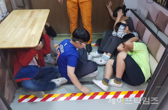 ▲ 인천영종초등학교 어린이들이 지진발생때 위험을 피해 엎드려 있다. ⓒ 영종소방서