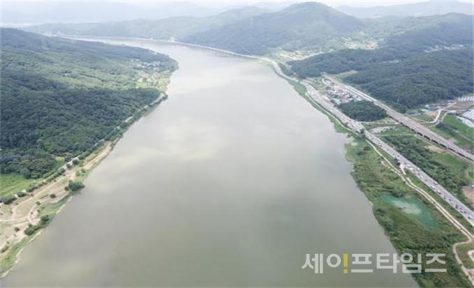 ▲ 환경부가 녹조현상을 확인하기 위해 드론으로 촬영한 남한강. ⓒ 환경부