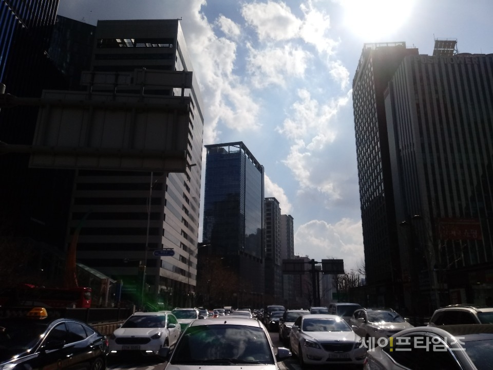▲ 서울 마포구 한 도로가 빌딩으로 그늘져 있는 가운데 햇빛이 강렬하다. ⓒ 김희리 기자
