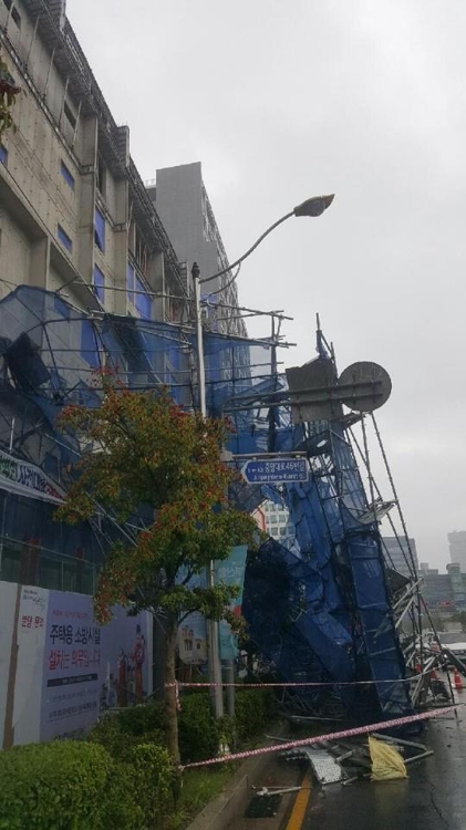 ▲ 부산의 한 공사장 안전펜스가 강풍으로 무너졌다. ⓒ 부산경찰청