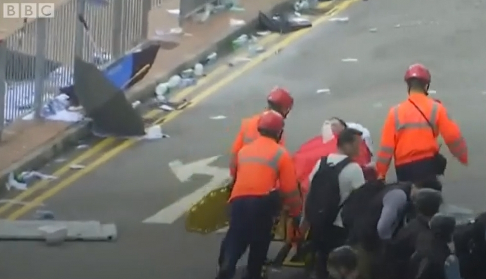 ▲ 12일 한 시위자가 홍콩 도심에서 부상을 당해 병원으로 이송되고 있다. ⓒ BBC