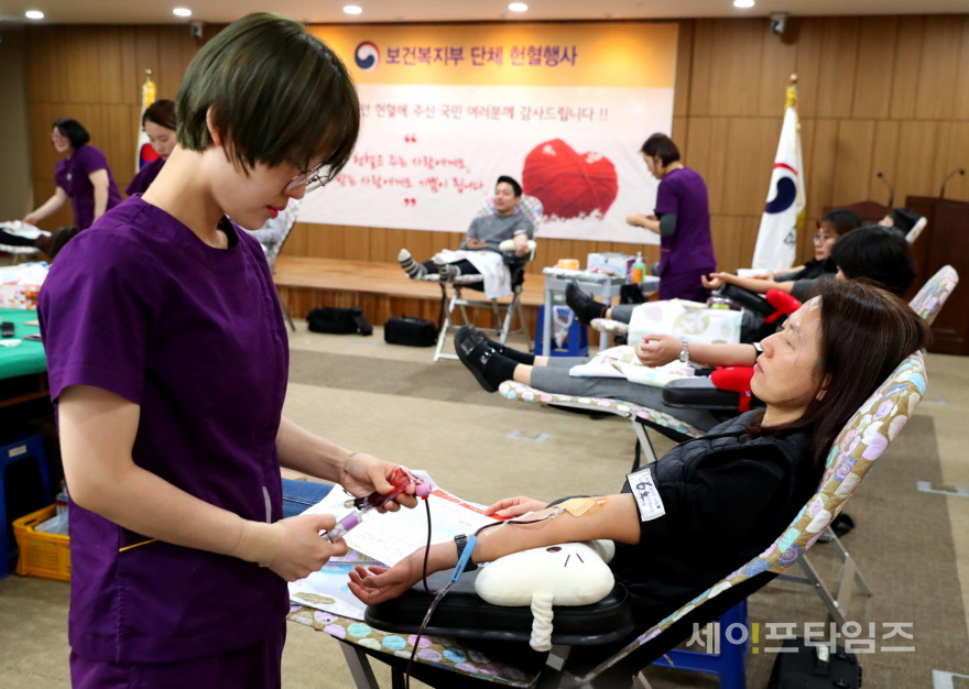 ▲ 보건복지부 직원이 헌혈하고 있다. ⓒ 복지부