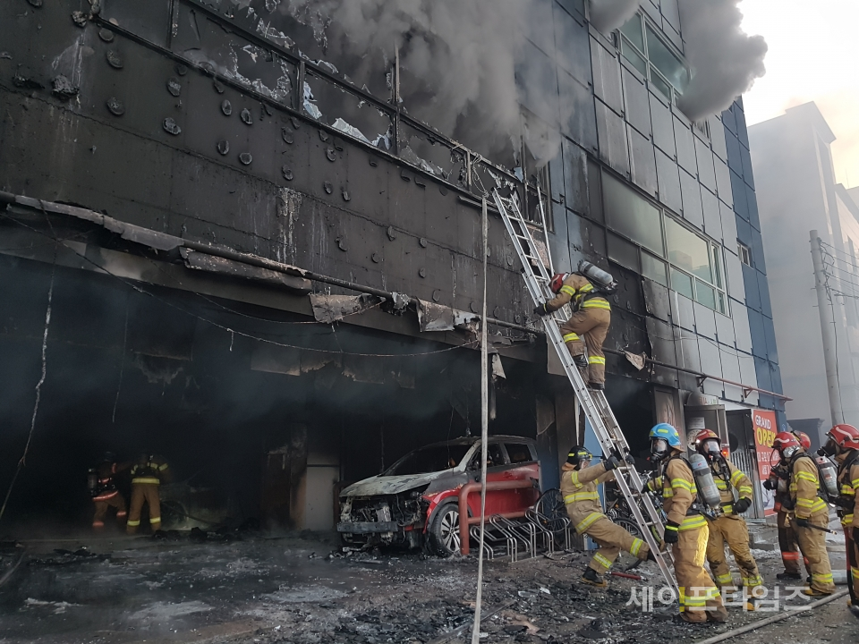 ▲  소방관들이 2017년 12월 제천 스포츠센터에서 발생한 화재를 진압하고 있다. ⓒ 세이프타임즈 DB