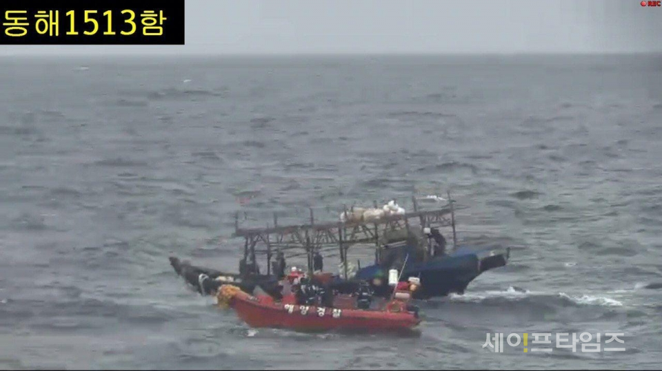 ▲ 해경이 북한 어선을 퇴거시키고 있다. ⓒ 해양경찰청