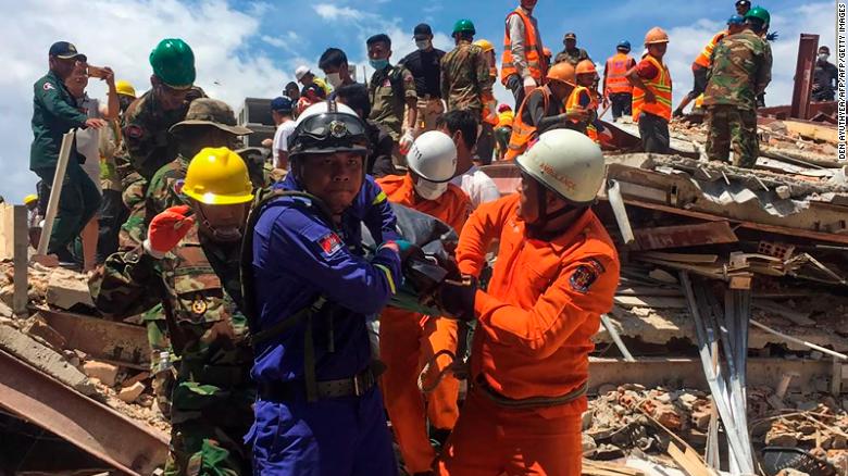 ▲ 22일 캄보디아의 한 건물이 붕괴돼 소방대원들이 사상자를 구조하고 있다. ⓒ CNN