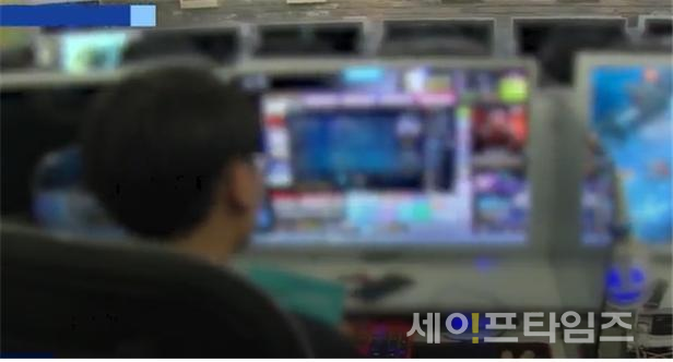 ▲ 문체부가 성인을 대상으로 온라인게임 결제한도를 폐지했다. 한 청소년이 PC방에서 게임을 하고 있다. ⓒ MBC
