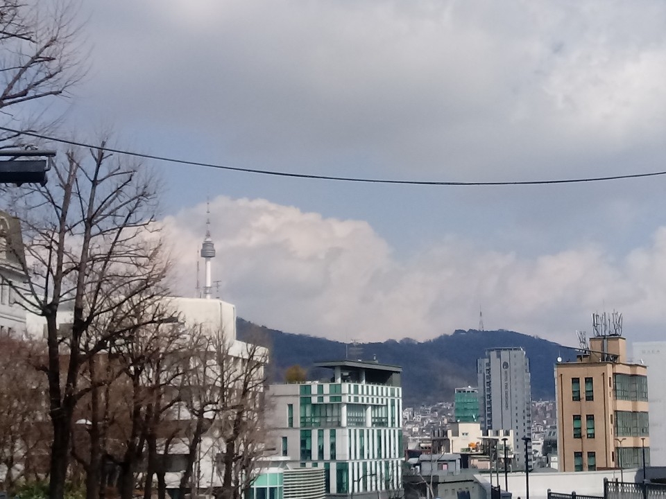 ▲ 서울 효창공원에서 내려다 본 구름 많고 흐린 하늘. ⓒ 세이프타임즈 DB