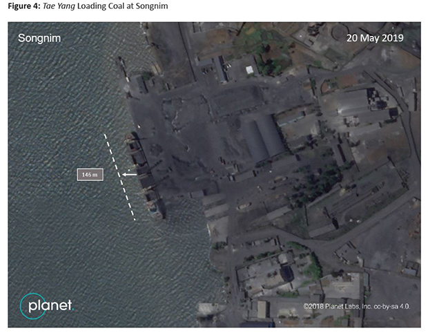 ▲ 북한 선박 태양호가 지난달 20일쯤 남포항 인근 송림항에서 북한산 석탄을 싣고 있다. ⓒ 영국 런던 주재 왕립합동군사연구소(RUSI)