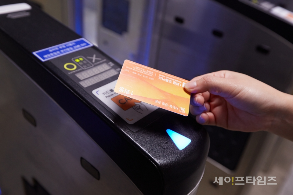 ▲ 지하철 이용승객이 교통카드를 찍고 있다. ⓒ 한국관광공사