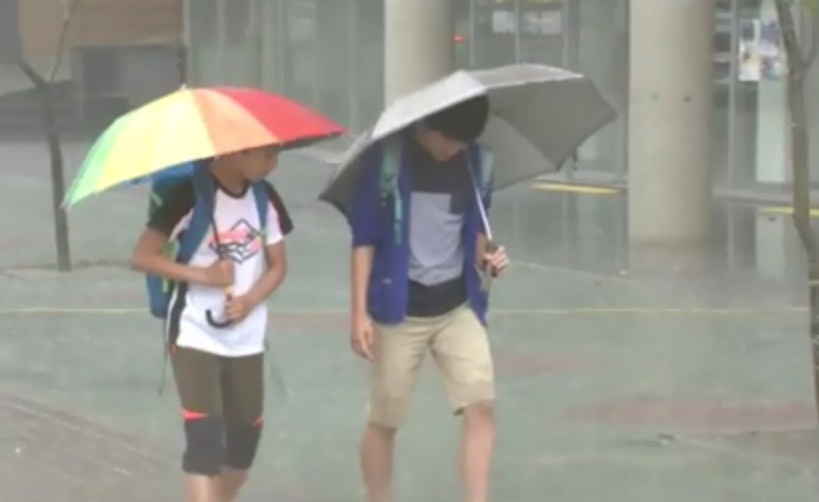 ▲ 비가 내리는 가운데 아이들이 우산을 쓰고 가고 있다. ⓒ 연합뉴스TV