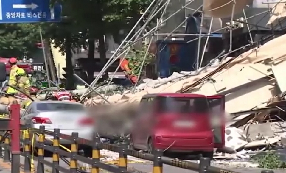 ▲ 소방대원이 4일 오후 건물이 무너진 서울 잠원동 한 도로에서 구조작업을 벌이고 있다. ⓒ 연합뉴스TV