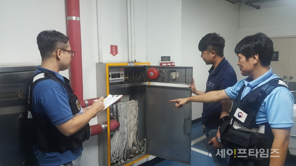 ▲ 화재안전 특별조사반 관계자들이 한 공장에서 사전점검을 하고 있다.  ⓒ 대전시