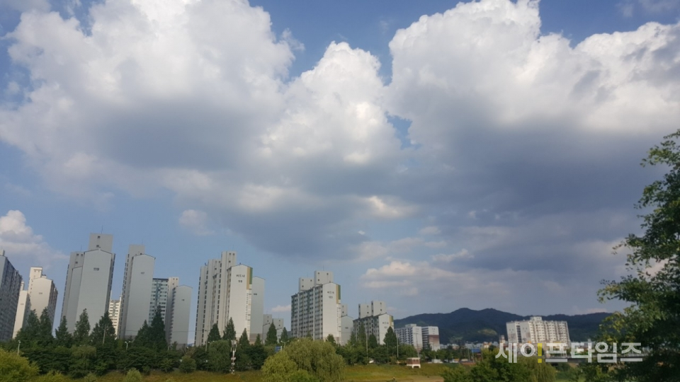 ▲ 구름이 가득한 대전 유등천변의 하늘. ⓒ 세이프타임즈  DB