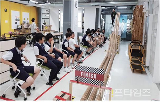 ▲ 학생들이 서울 새활용플라자에서 운영하는 '새활용자동차만들기' 프로그램에 참여하고 있다. ⓒ 서울시