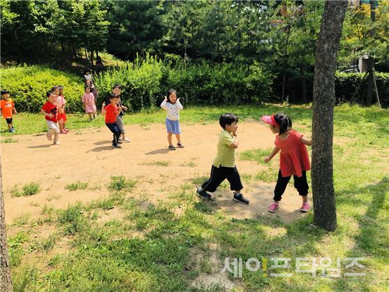 ▲ 한 어린이집 아이들이 숲놀이를 하고 있다.  ⓒ 서울시