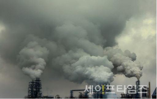 ▲ 한 공장에서 오염물질을 배출하고 있다. ⓒ 세이프타임즈 DB