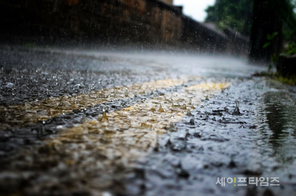 ▲ 한 도로에 거센 빗방울이 떨어지고 있다. ⓒ 세이프타임즈 DB