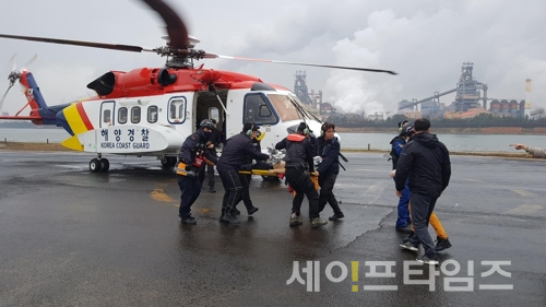 ▲ 구조대원이 해경 헬기에서 응급환자를 병원으로 옮기고 있다. ⓒ 세이프타임즈 DB