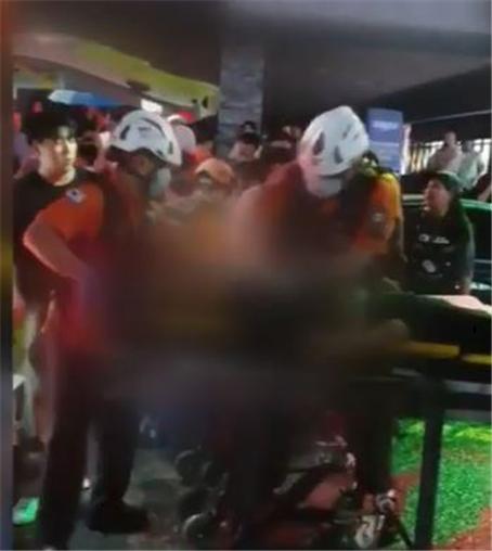 ▲ 소방대원이 무너진 복층에 깔린 부상자를 병원으로 이송하고 있다. ⓒ 연합뉴스 TV