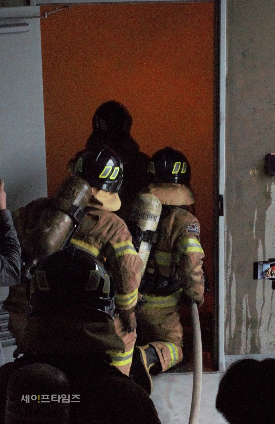 ▲ 소방대원이 지하공동구에서 화재 훈련을 선보이고 있다. ⓒ 김희리 기자