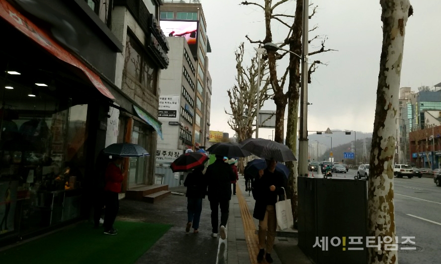 ▲ 비오는 사당동 거리에서 시민들이 우산을 쓰고 걸어가고 있다. ⓒ 세이프타임즈 DB