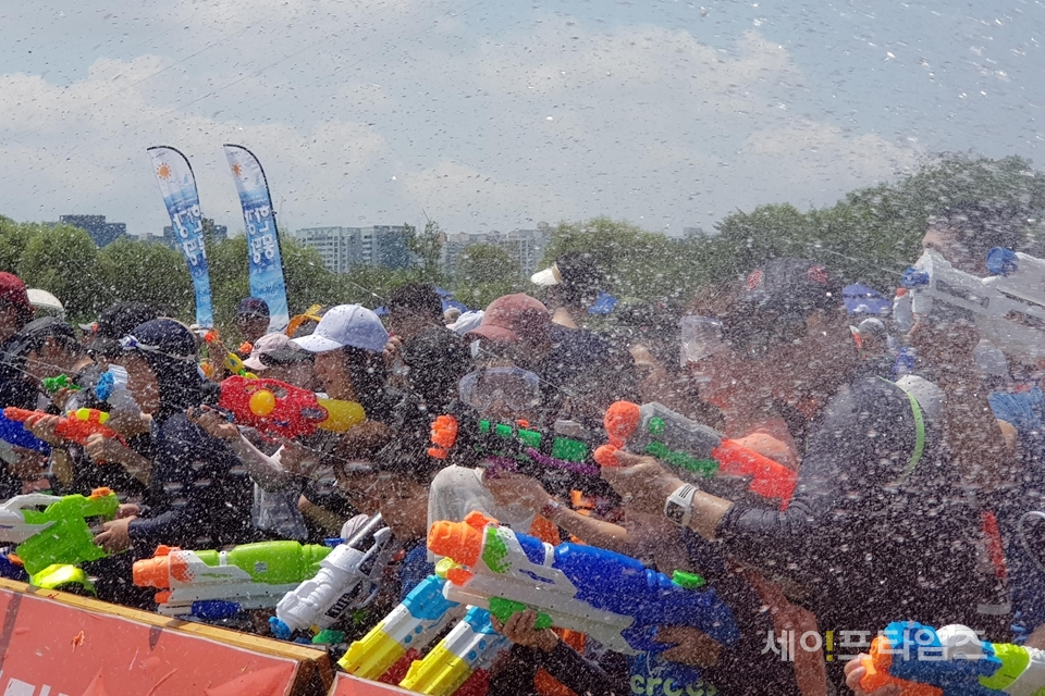 ▲ 2018 한강워터피크닉에 참여한 시민들이 물싸움 축제를 즐기고 있다.  ⓒ 서울시