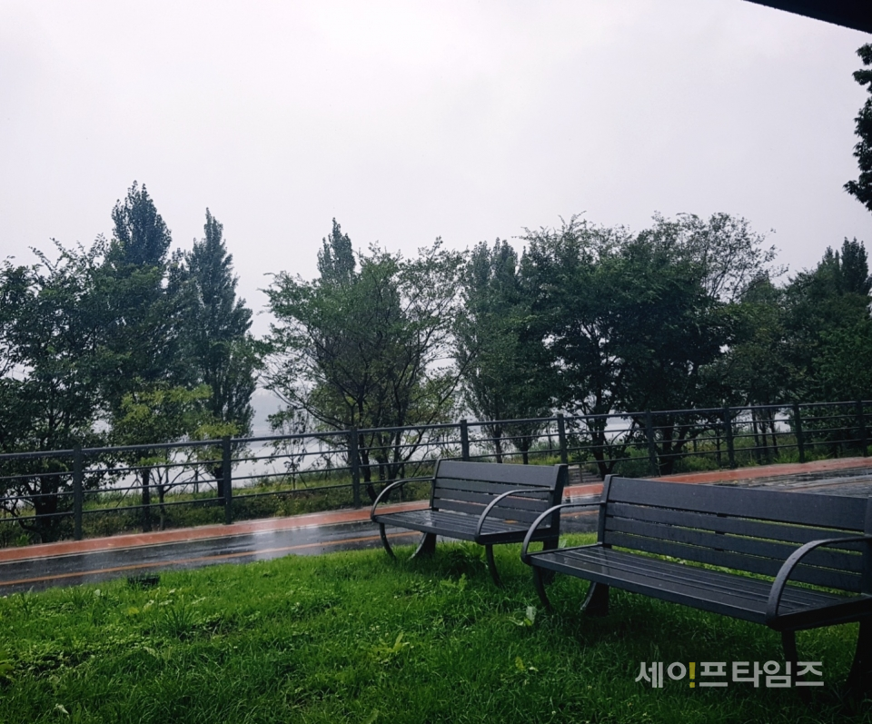 ▲ 한강공원에 비가 내리고 있다. ⓒ 안현선 기자