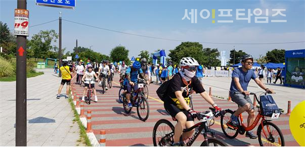 ▲ 참가자들이 지난해 자전거 한바퀴가 열린 여의도한강공원에서 자전거를 타고 있다. ⓒ 서울시
