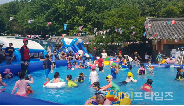 ▲ 서울시 야외수영장에서 아이들이 물놀이를 하고 있다. ⓒ 세이프타임즈 DB