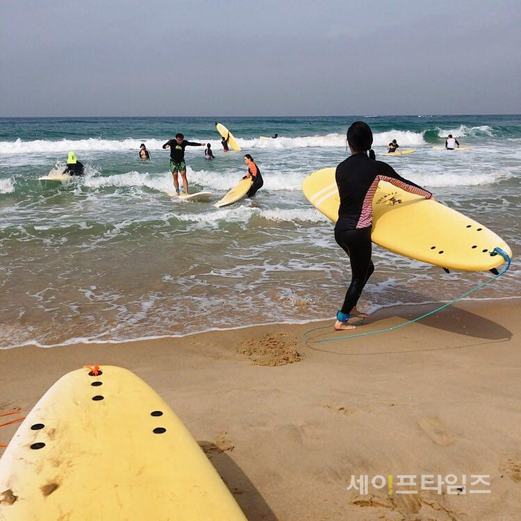 ▲ 지난 10일 주문진 해수욕장에서 시민들이 서핑을 즐기고 있다. ⓒ 이다혜 기자