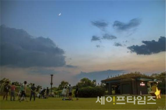 ▲ 프로그램 참가자들이 지난해 노을공원에서 가을 별자리를 관측하고 있다. ⓒ 서울시